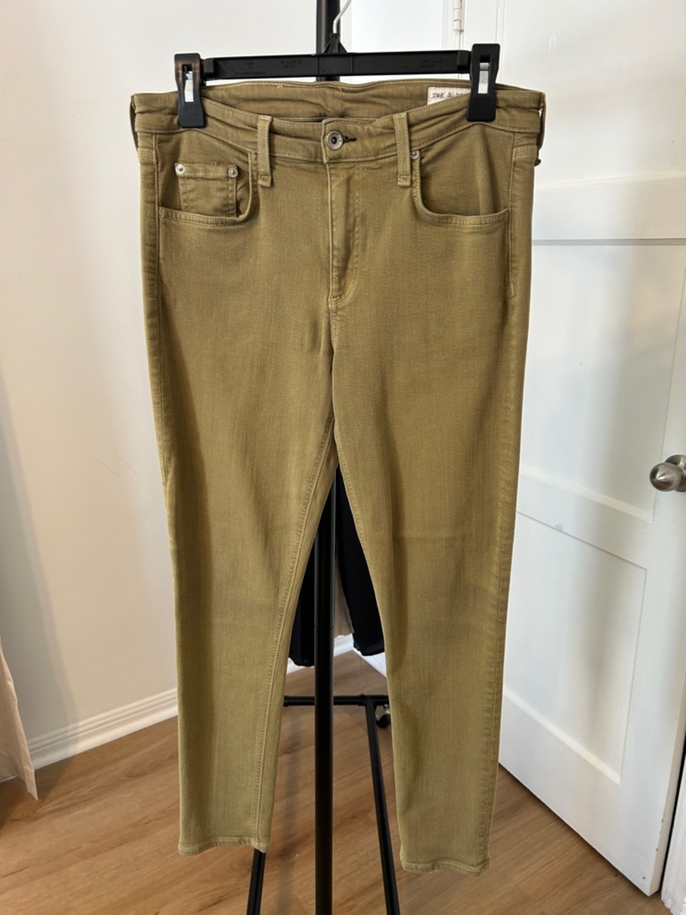 Rag & Bone Cate Mid-Rise Ankle Skinny Jean. Size 30. 26” inseam. Stretch.